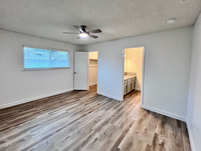 Building Photo - $2,495 Fresno St. & Bullard, 4 Bedroom House - E. Escalon Ave, Fresno