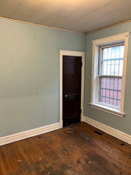 Building Photo - 4845 Anderson Ave