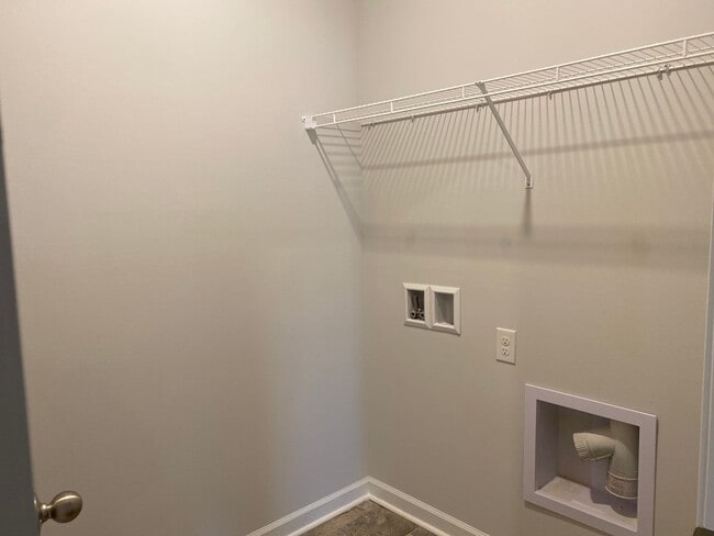 Building Photo - Four years old newer Four Bedroom in Meridianville