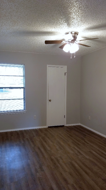 Building Photo - 1620 W Braker Ln