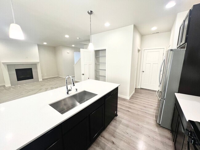 Building Photo - AVAILABLE NOW! 3BD 2.5 BATH TUMWATER LIVING