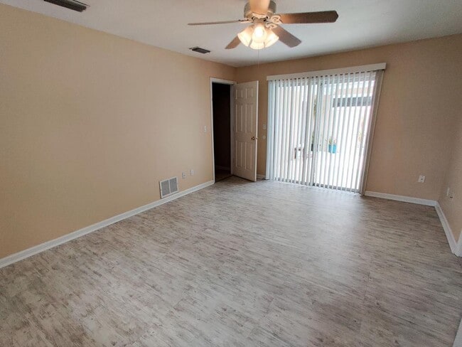 Building Photo - 615 Fox Valley Dr