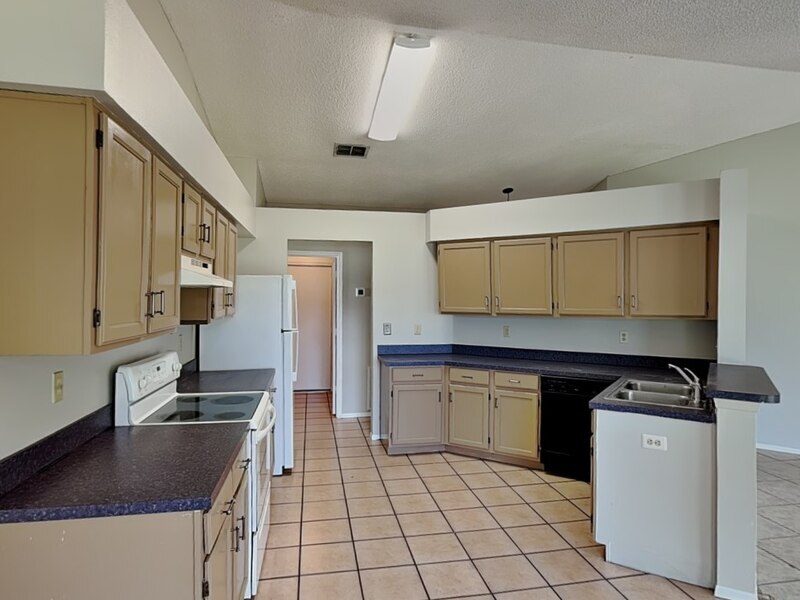 Building Photo - 1618 Cassingham Cir