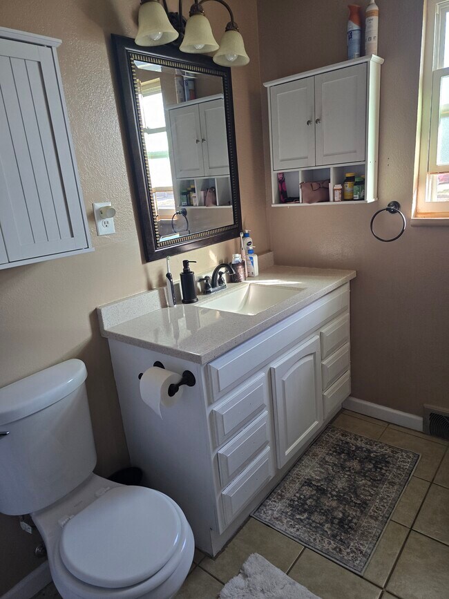 Building Photo - 1004 W Yucca Ave