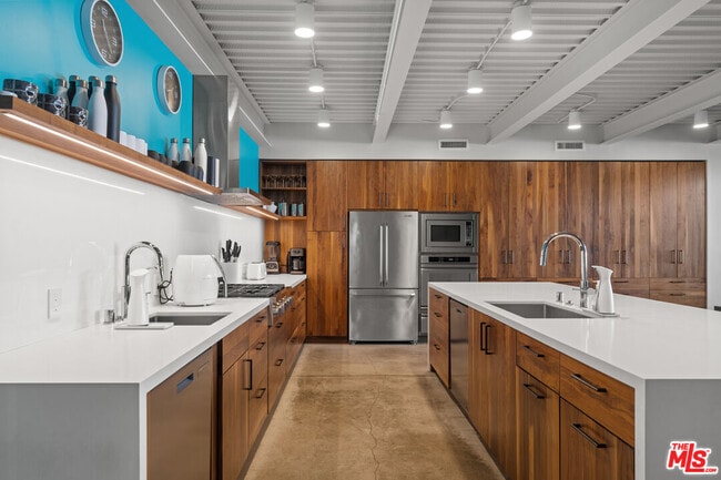 Building Photo - 548 Rose Ave