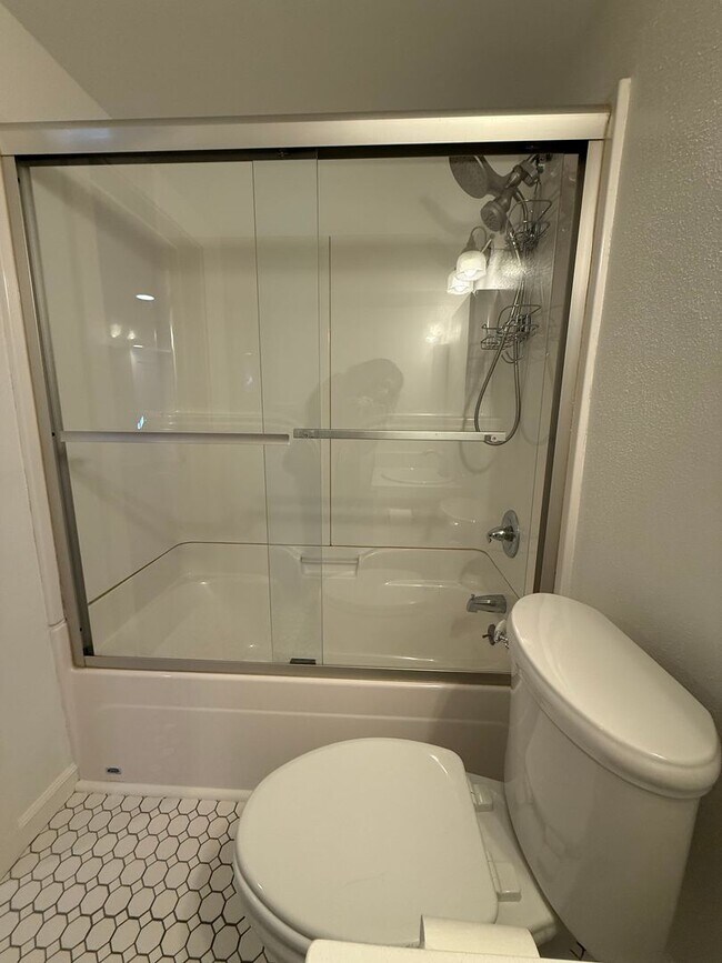 Building Photo - Charming historic home McMinnville 4 bed / 2.5 bath