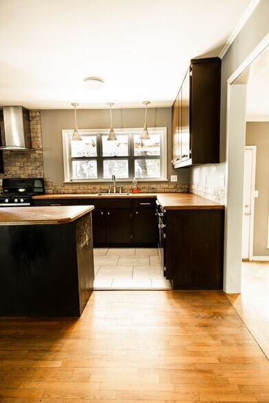 Building Photo - 1627 Oakland Ave