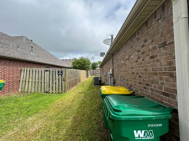 Building Photo - 4 Bedroom 2 Bathroom home