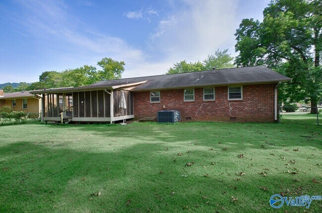 Building Photo - 2320 Rodgers Dr NE