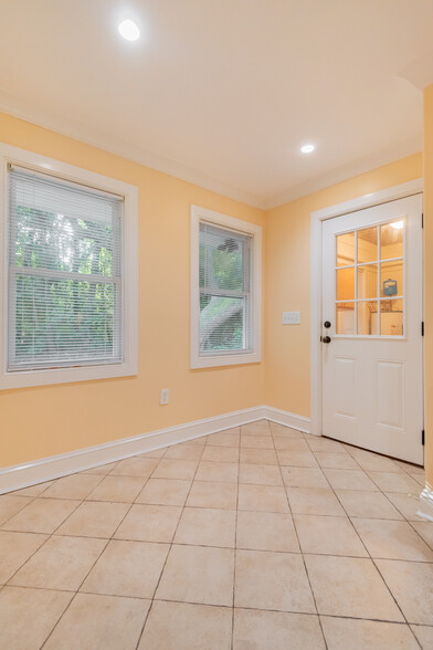 Dining Nook - 424 Howle Ave