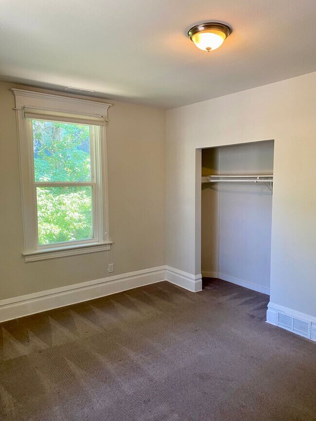 Building Photo - Spacious 4 bedroom Historic House - Available for Fall 2026-2027!