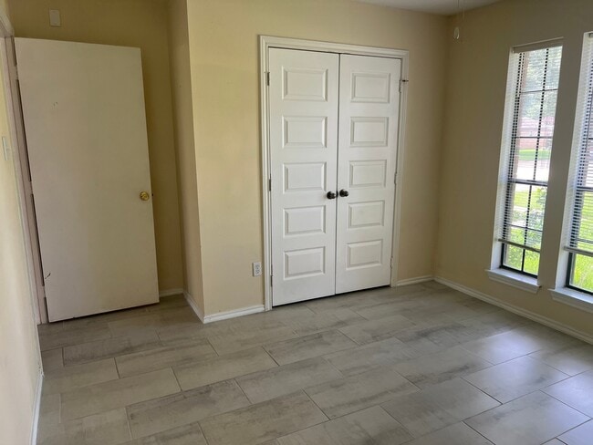 Building Photo - 5618 Village Arbour Dr