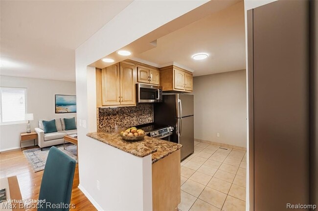 Building Photo - 5528 Sunnycrest Dr