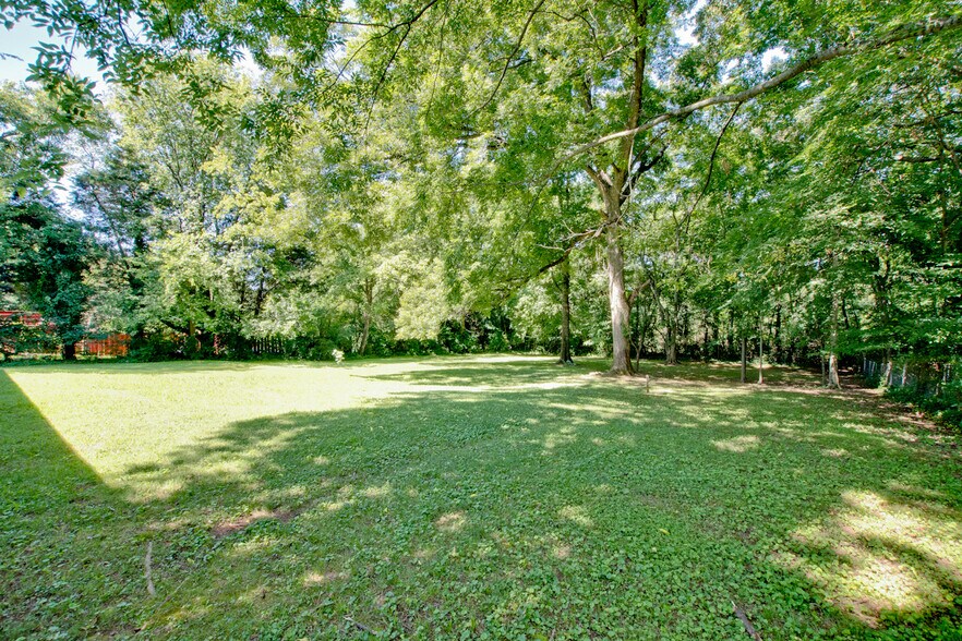 Large backyard with lots of natural shade - 705 Jordan Ln NW