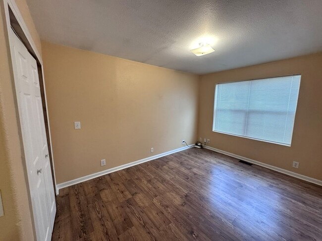 Building Photo - 2005 8th Ave N