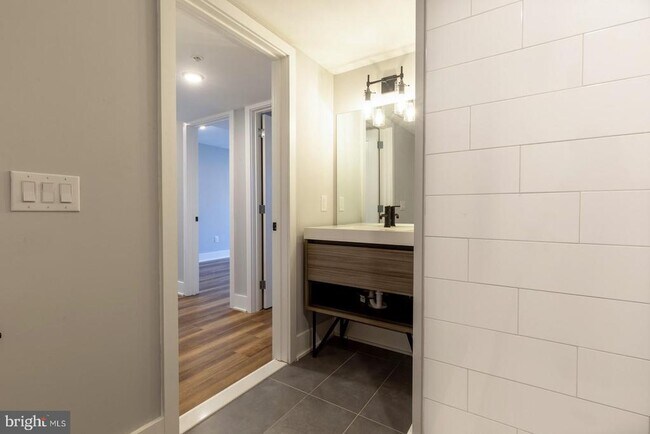 Building Photo - 3965 Lancaster Ave