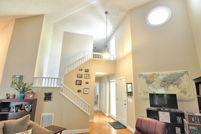 Building Photo - 3 bedroom Cul-de-sac Townhouse