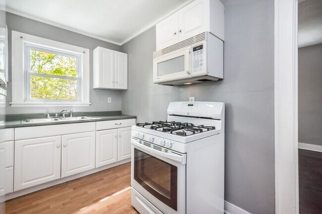 Building Photo - AVAILABLE AUGUST 1ST! DON'T MISS THIS BEAUTIFUL 2-BEDROOM HOME IN CLAIRTON!