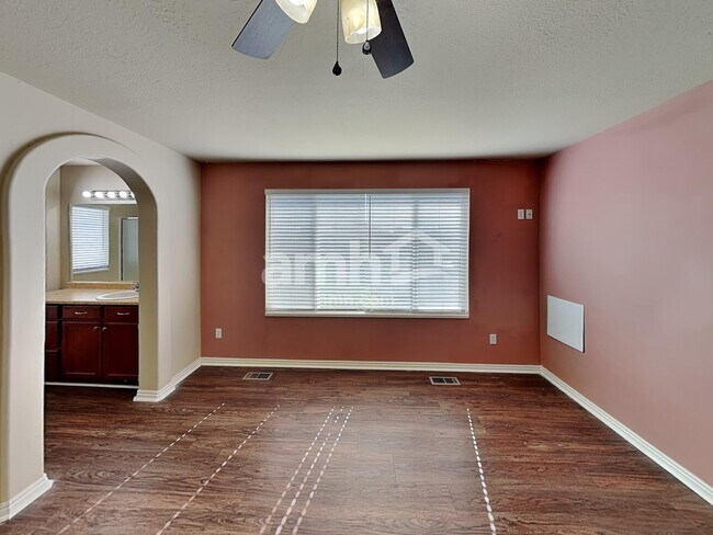 Building Photo - 865 Southhampton Dr