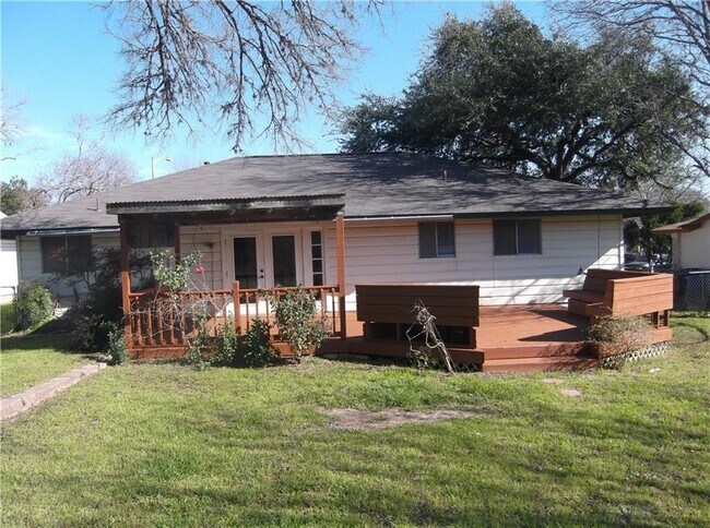 Building Photo - 2111 Falcon Hill Dr