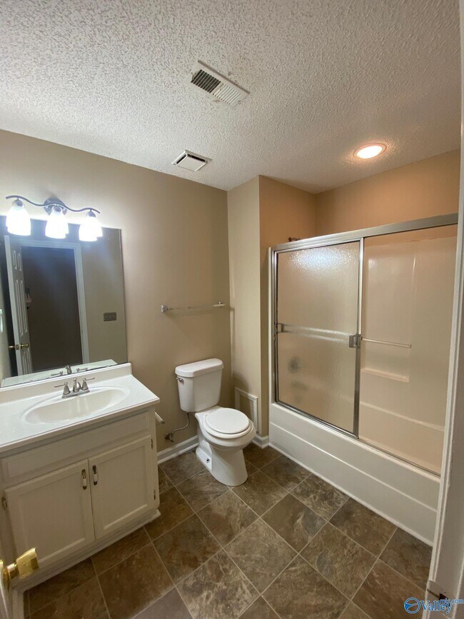 Building Photo - 523 Farmingdale Rd SE