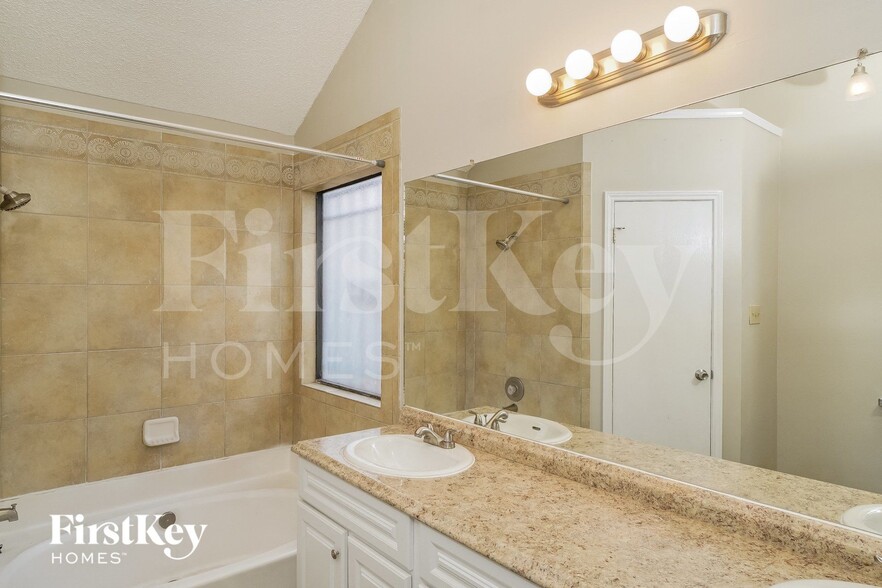 Building Photo - 5122 Lakebend E Dr