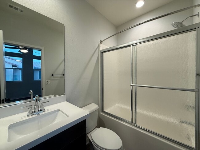 Building Photo - Great 2B/2.5BA Townhome in Oceanside!