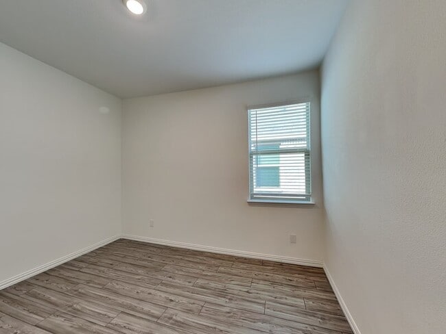 Building Photo - 5604 Elwood Dr