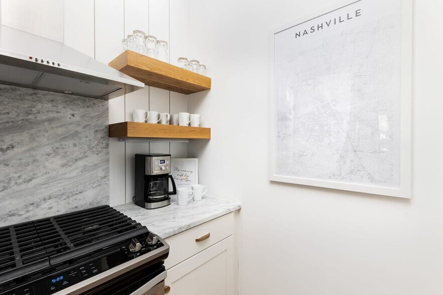 Building Photo - 916 11th Ave N