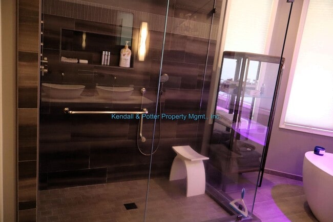 Building Photo - Furnished Yacht Harbor Retreat