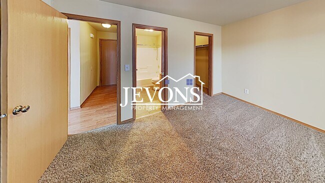 Building Photo - Charming duplex just steps from transit, p...