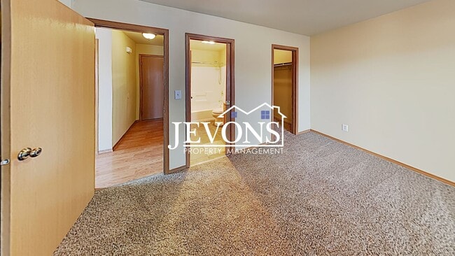 Building Photo - Charming home just steps from transit, par...