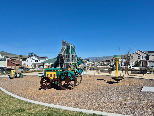 Building Photo - Spacious 3 Bedroom 2 Full Bath Condo with Stunning Views and Energy Savings