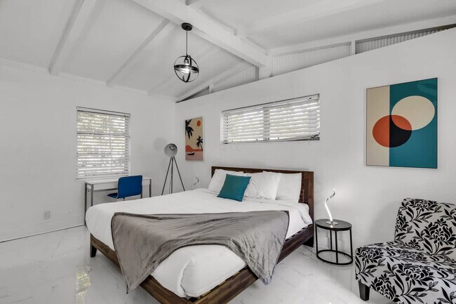 Building Photo - 714 NE 17th Ct