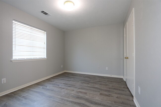 Building Photo - 13518 Sherman Oaks Dr