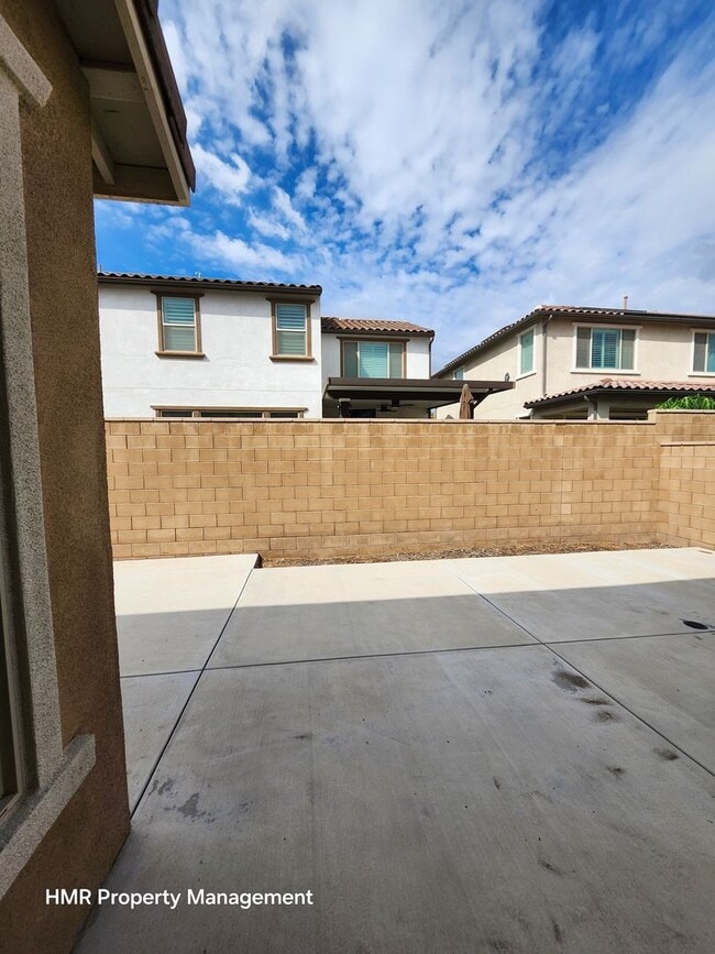 Building Photo - Beautiful two story 5 bedroom in ontario R...