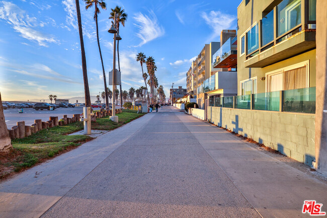 Building Photo - 2207 Ocean Front Walk