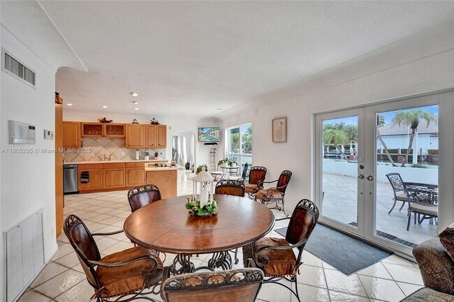 Building Photo - 2889 NE 35th St