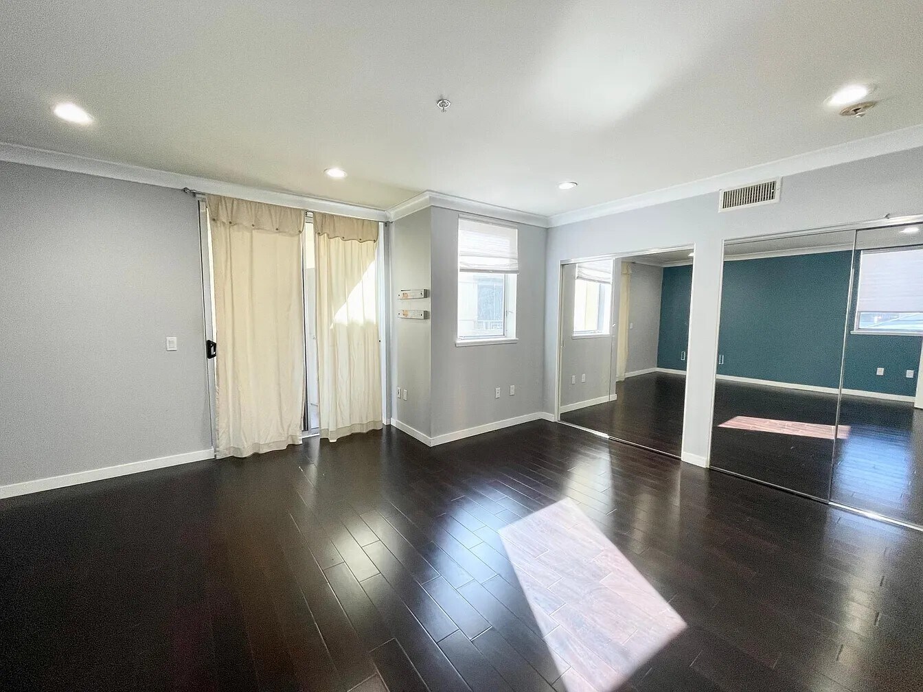 Master bedroom & balcony - 1222 S Westgate Ave