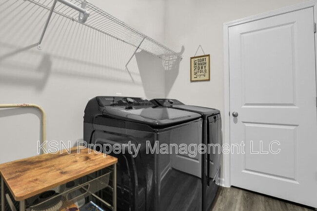 Building Photo - 107 Firefly Cir