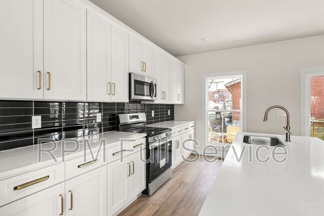 Building Photo - 2134 25th Ave N