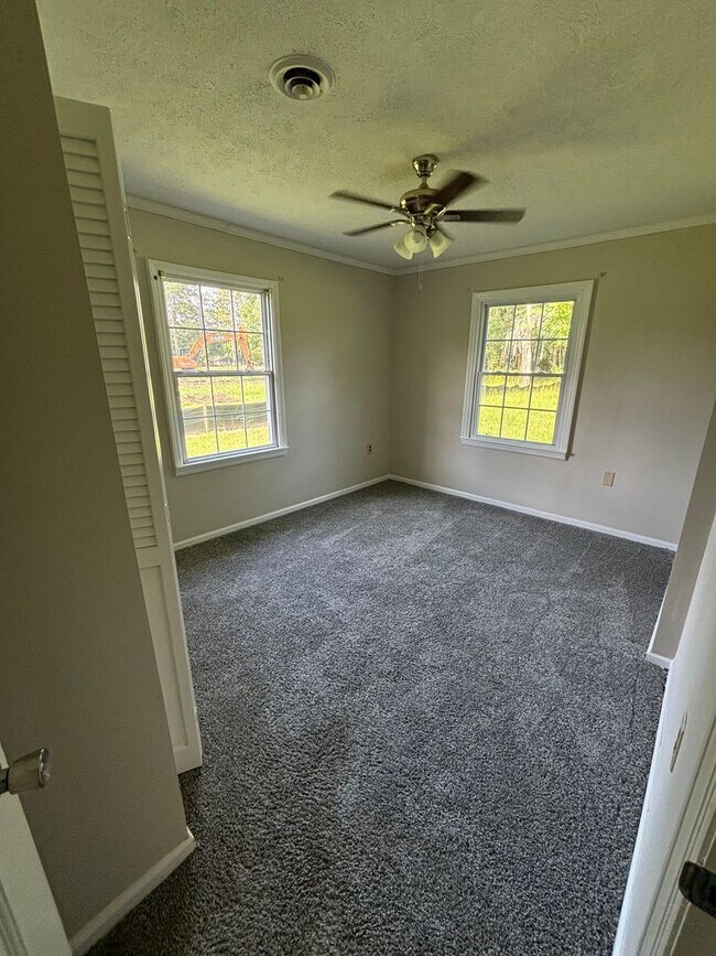 Building Photo - 985 Pineland Ave