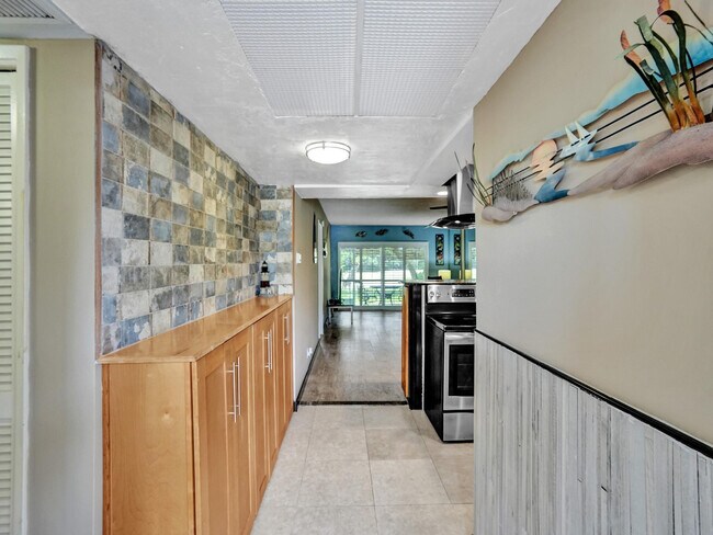 Building Photo - 3150 N Palm Aire Dr