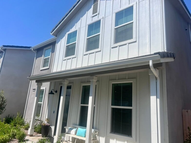 Building Photo - 2712 E Tamarind Dr