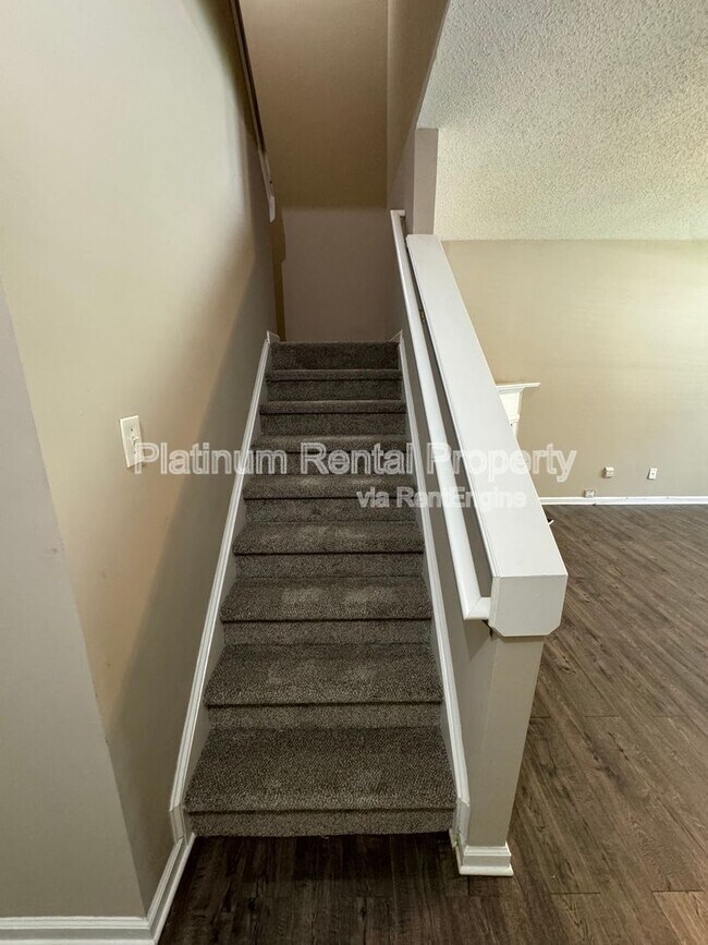 Building Photo - 4885 Robinson Square Dr