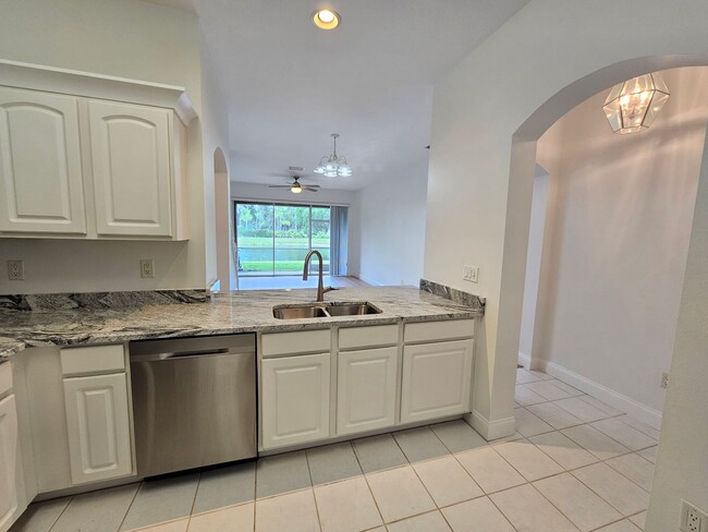 Building Photo - 2 Bedroom, 1.5 bath townhome in gated comm...