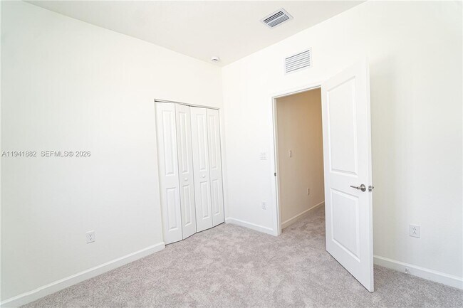 Building Photo - 2646 SE 27th Dr