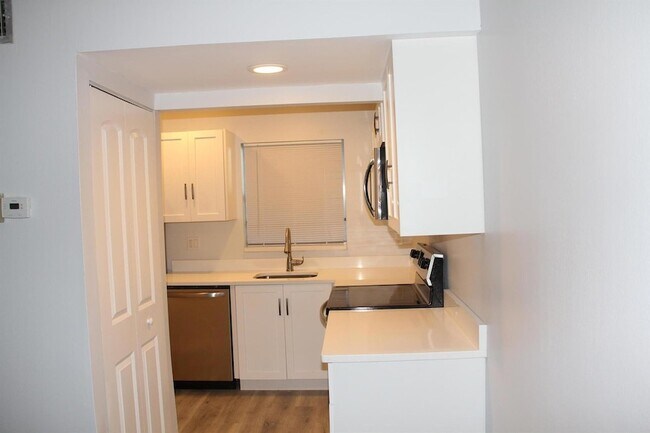 Building Photo - 230 Lake Frances Dr