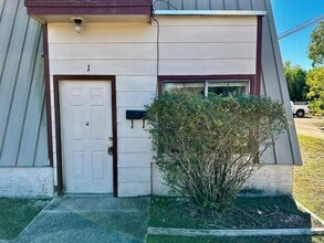 Building Photo - 2 Bedroom Apartment