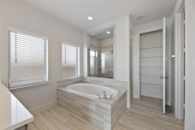 Building Photo - 127 Plumbago Loop